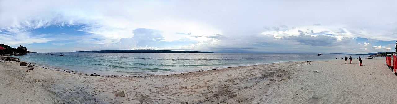 Wide view of Kaputian Beach and the sea, photographed in September 2018.